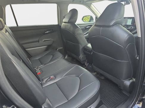 Used 2022 Toyota Highlander XLE image 16