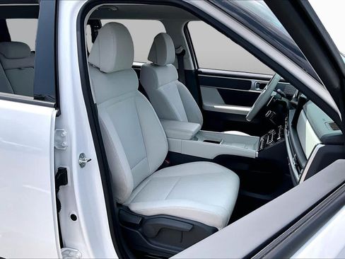 Used 2025 Hyundai Santa Fe SE FWD image 8