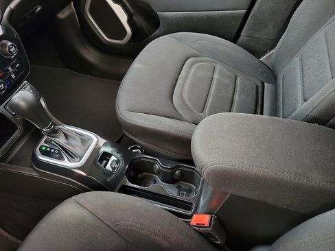 Used 2021 Jeep Renegade Latitude FWD image 25