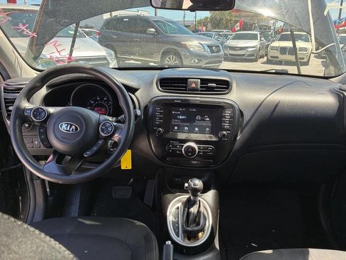 Used 2018 Kia Soul + image 3