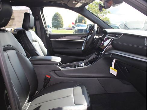 New 2025 Jeep Grand Cherokee Limited image 33