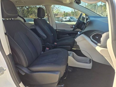 Used 2023 Chrysler Voyager LX image 29