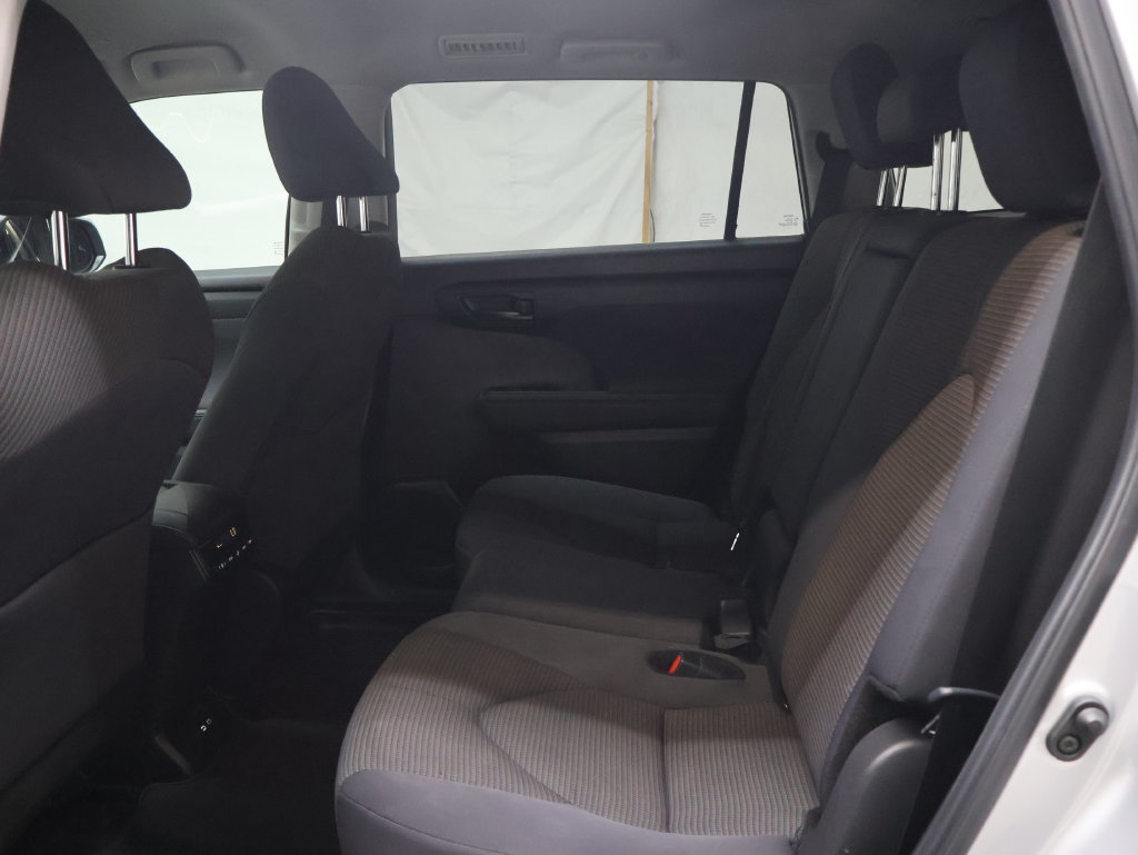 Used 2024 Toyota Highlander LE FWD image 15