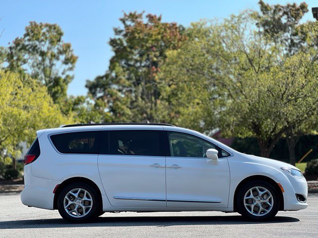 Used 2017 Chrysler Pacifica Touring-L w/ Tire & Wheel Group FWD image 4