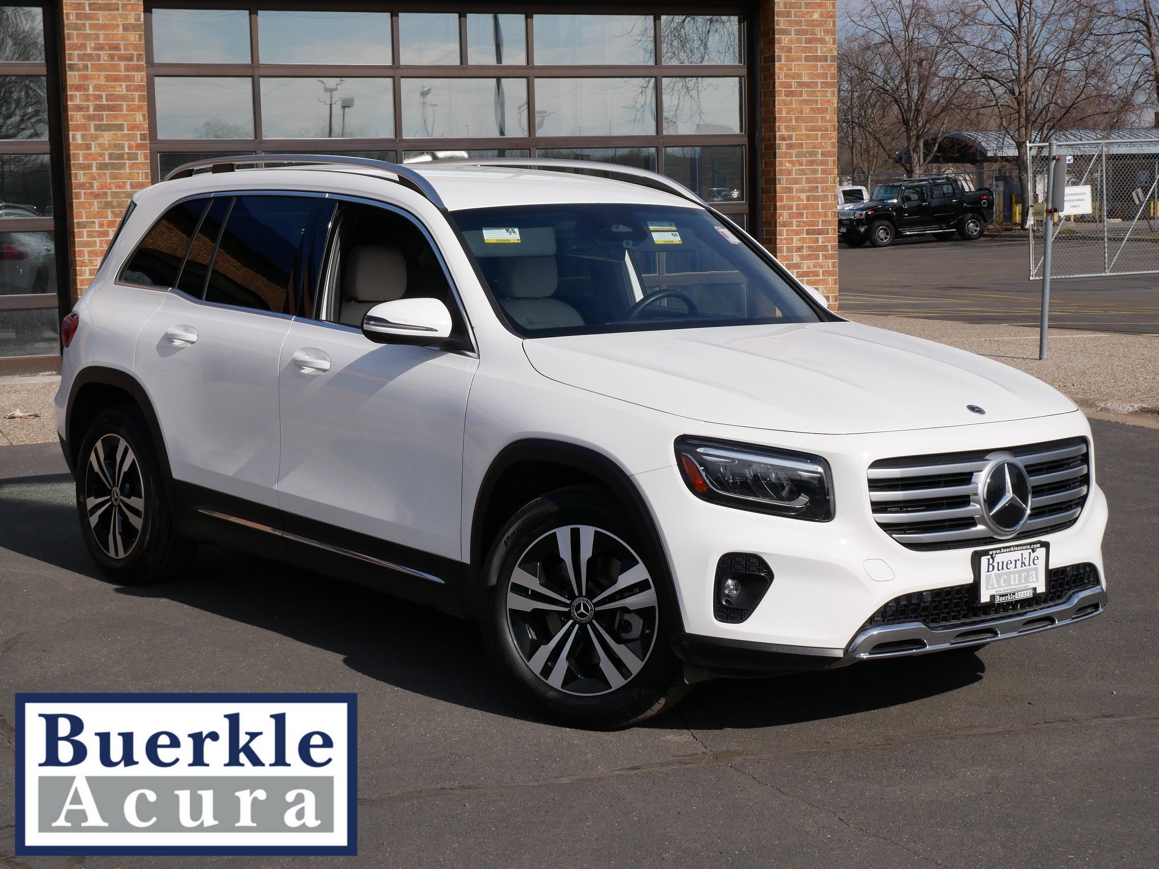 Used 2025 Mercedes-Benz GLB 250 4MATIC image 1
