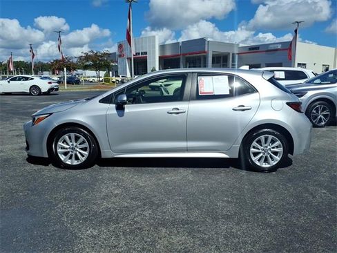Used 2025 Toyota Corolla SE image 3