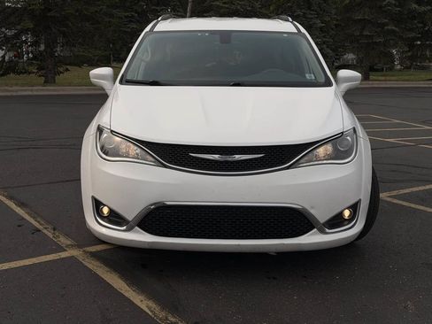 Used 2019 Chrysler Pacifica Touring-L FWD image 11