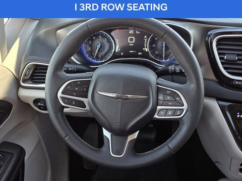 Used 2023 Chrysler Pacifica Touring-L image 26