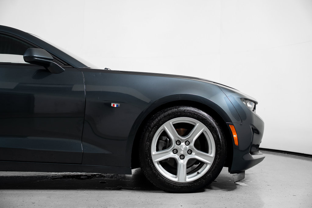 Used 2020 Chevrolet Camaro LT w/ Technology Package RWD image 4