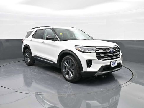 Used 2025 Ford Explorer Active w/ Active Comfort Package image 1
