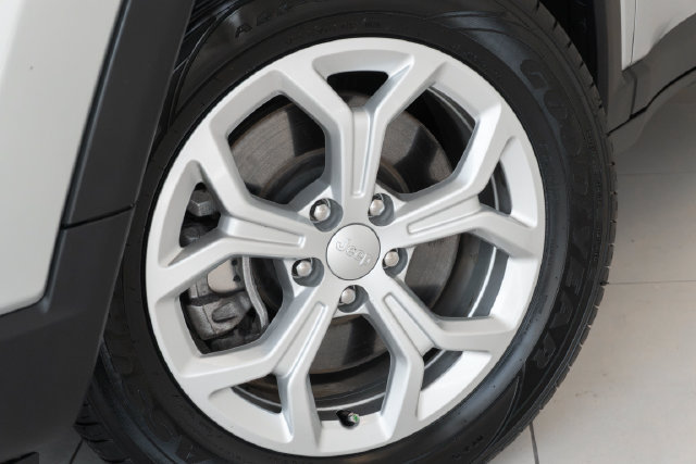 Used 2024 Jeep Compass Latitude AWD/4WD image 2