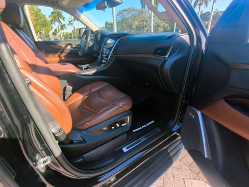 Used 2019 Cadillac Escalade ESV Luxury image 36