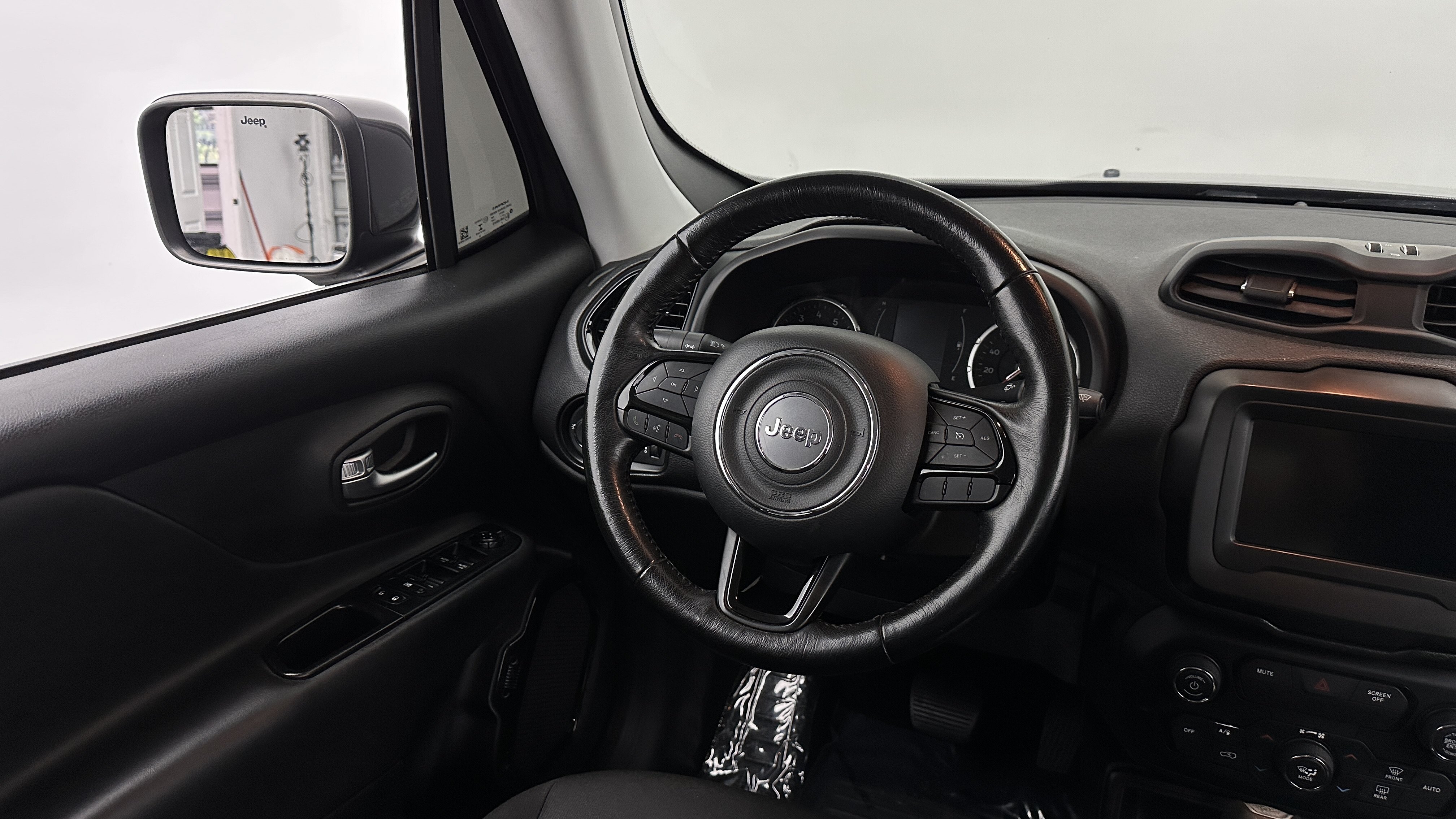 Used 2018 Jeep Renegade Altitude FWD image 33