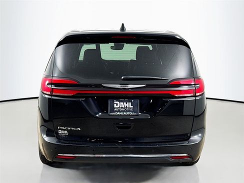 Used 2025 Chrysler Pacifica Select image 12