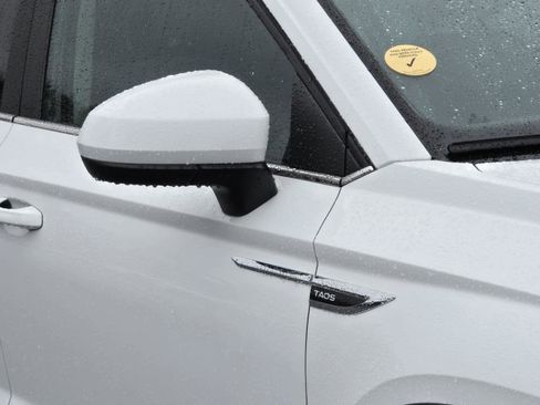 Certified 2023 Volkswagen Taos SEL image 9