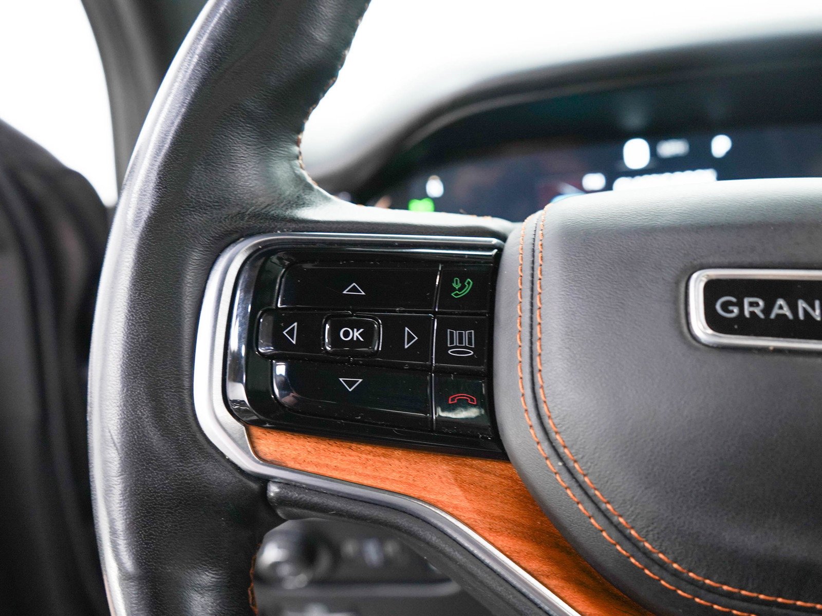 Used 2022 Jeep Grand Wagoneer Series III w/ Rear-Seat Entertainment Group AWD/4WD image 28