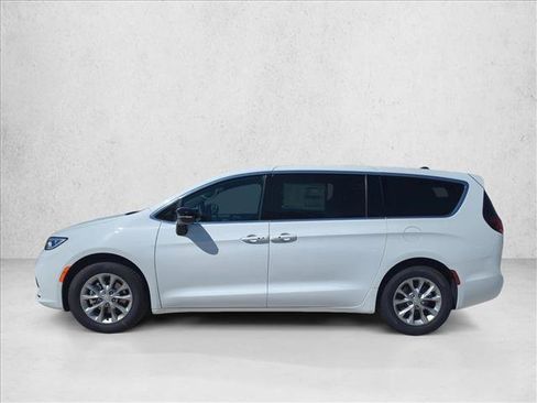 New 2026 Chrysler Pacifica Limited FWD image 4