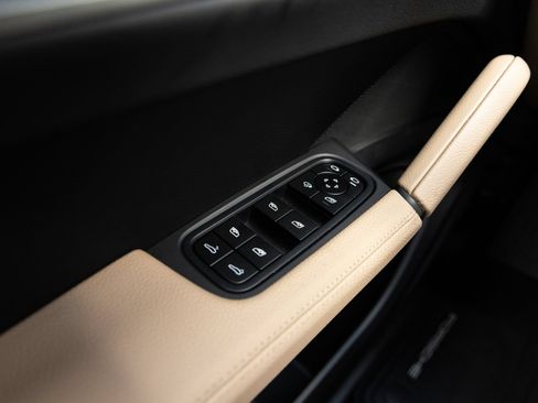 Certified 2025 Porsche Cayenne Coupe AWD/4WD image 22