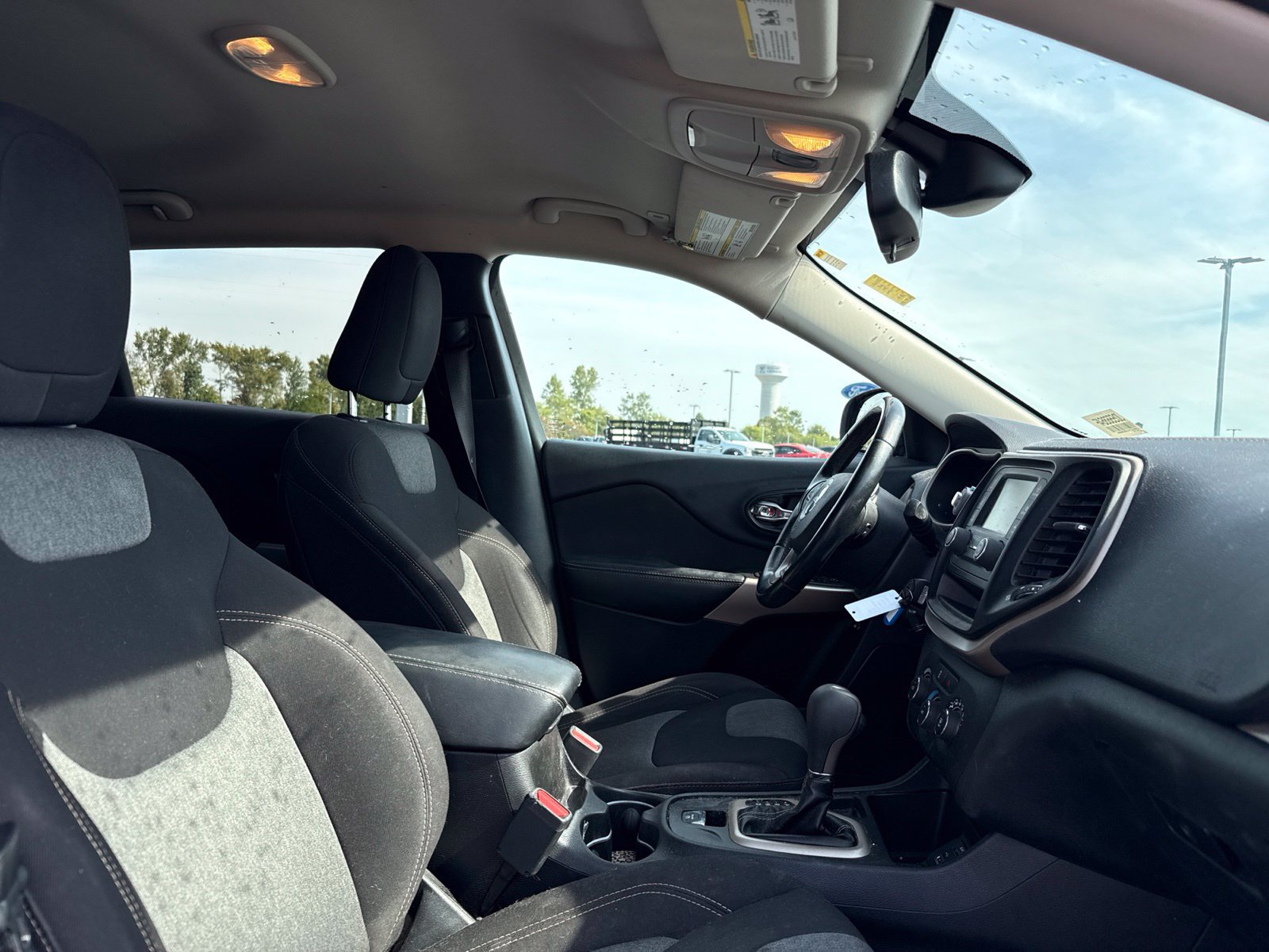 Used 2018 Jeep Cherokee Latitude w/ Altitude Package FWD image 7