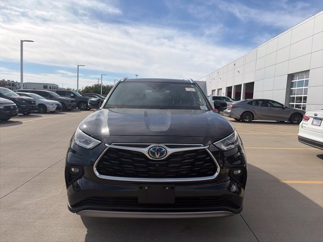 Used 2024 Toyota Highlander Limited AWD/4WD image 2