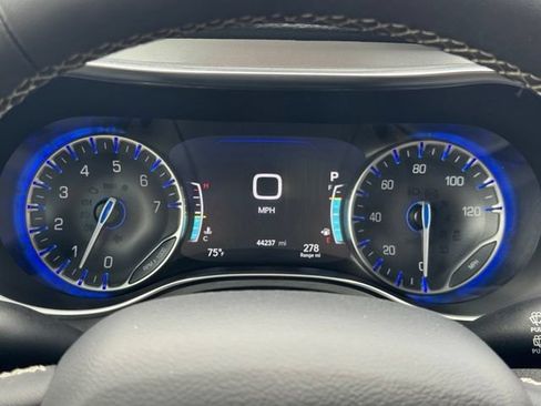 Used 2025 Chrysler Pacifica Limited FWD image 31