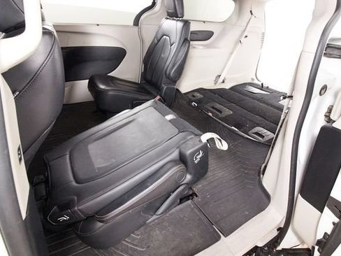 Used 2017 Chrysler Pacifica Touring-L FWD image 29