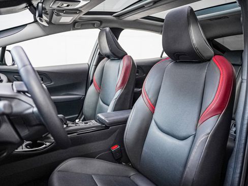 Used 2025 Toyota Prius Plug-In Hybrid image 11