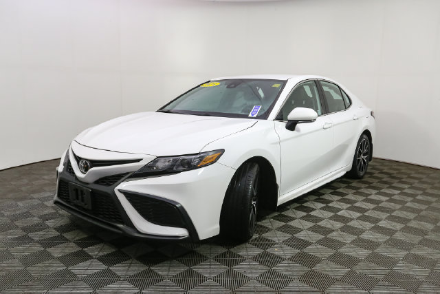 Used 2024 Toyota Camry SE w/ Cold Weather Package FWD image 5