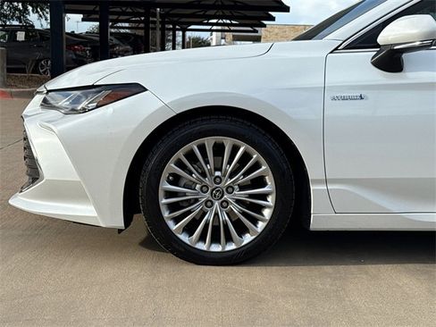 Used 2019 Toyota Avalon Limited image 5