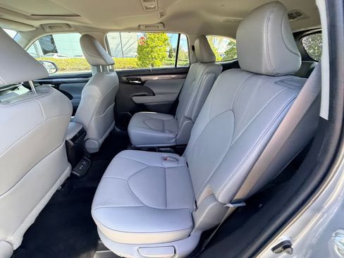 Used 2023 Toyota Highlander Limited image 19