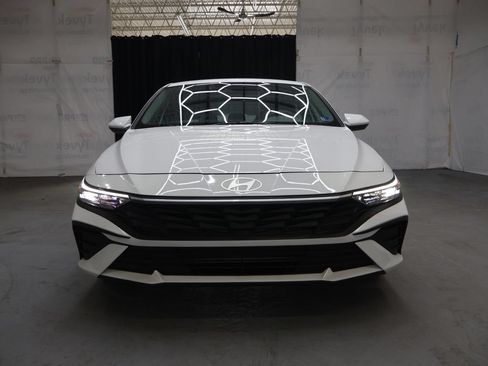 Used 2026 Hyundai Elantra SE FWD image 2