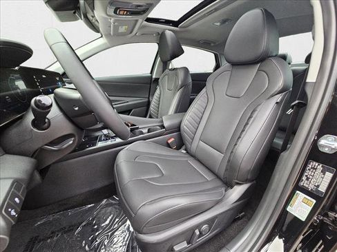 New 2025 Hyundai Elantra Limited image 4