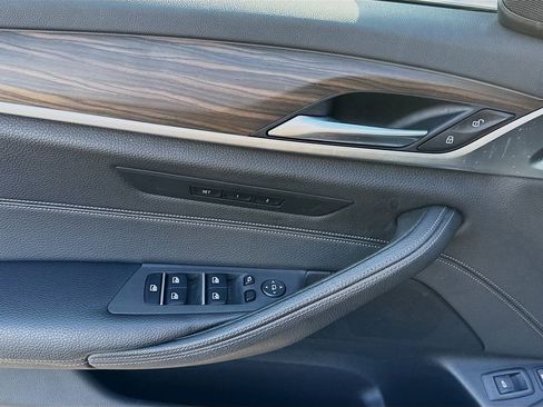 Used 2018 BMW 530e xDrive image 25