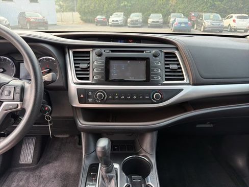 Used 2016 Toyota Highlander LE FWD image 31