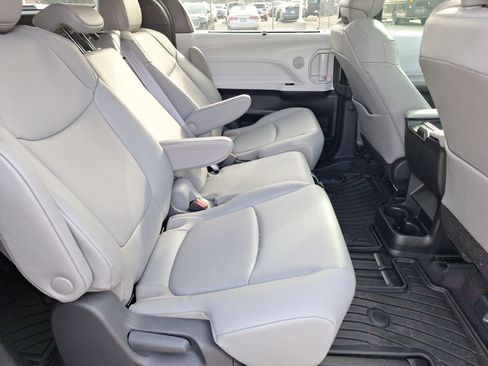 Used 2025 Toyota Sienna XLE image 32