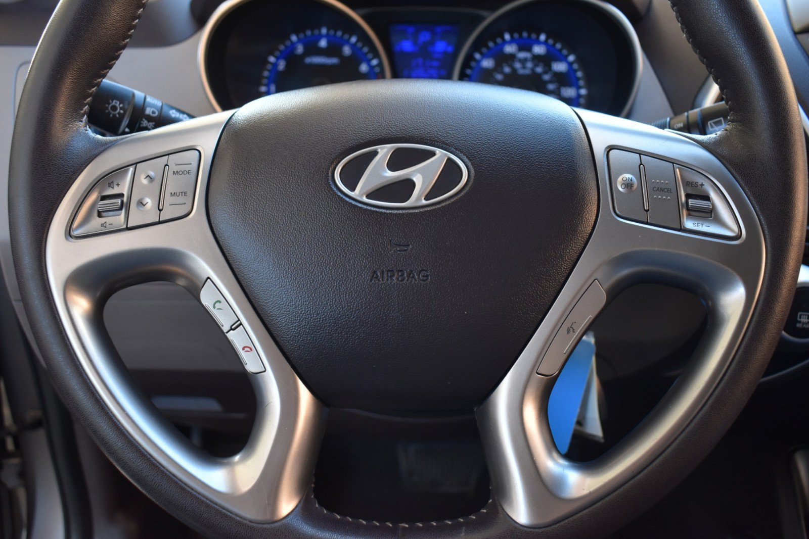 Used 2011 Hyundai Tucson GLS w/ Navigation Pkg 2 AWD/4WD image 16