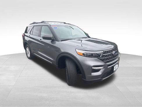 Used 2022 Ford Explorer XLT w/ Equipment Group 202A image 8