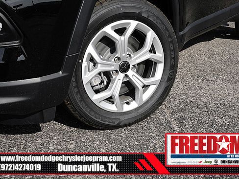 New 2026 Jeep Compass Latitude image 9