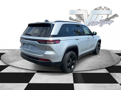 Used 2022 Jeep Grand Cherokee Altitude AWD/4WD image 5