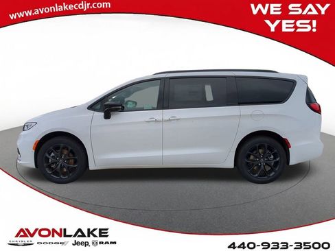 New 2026 Chrysler Pacifica Limited w/ S Appearance Package image 3