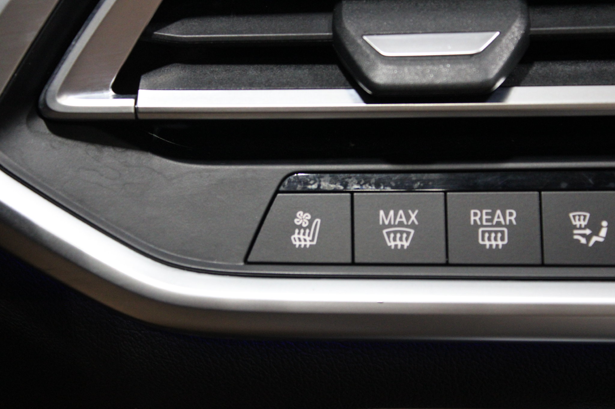 Used 2020 BMW X7 xDrive40i w/ Premium Package AWD/4WD image 43