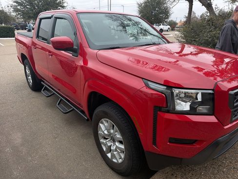 Used 2023 Nissan Frontier SV image 3