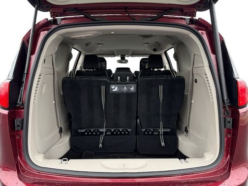 Used 2017 Chrysler Pacifica Touring-L Plus w/ Tire & Wheel Group image 10