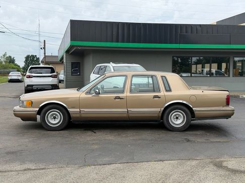 Used 1991 Lincoln Town Car Executive RWD image 4