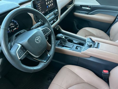 Used 2024 Toyota Grand Highlander AWD image 10