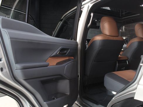 Used 2025 Lexus GX 550 w/ Accessory Package (2T) AWD/4WD image 38