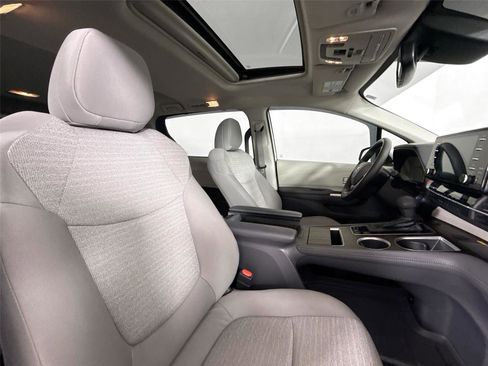 Used 2021 Toyota Sienna LE w/ LE Plus Package image 49