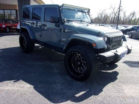 Used 2015 Jeep Wrangler Unlimited Sahara AWD/4WD image 4