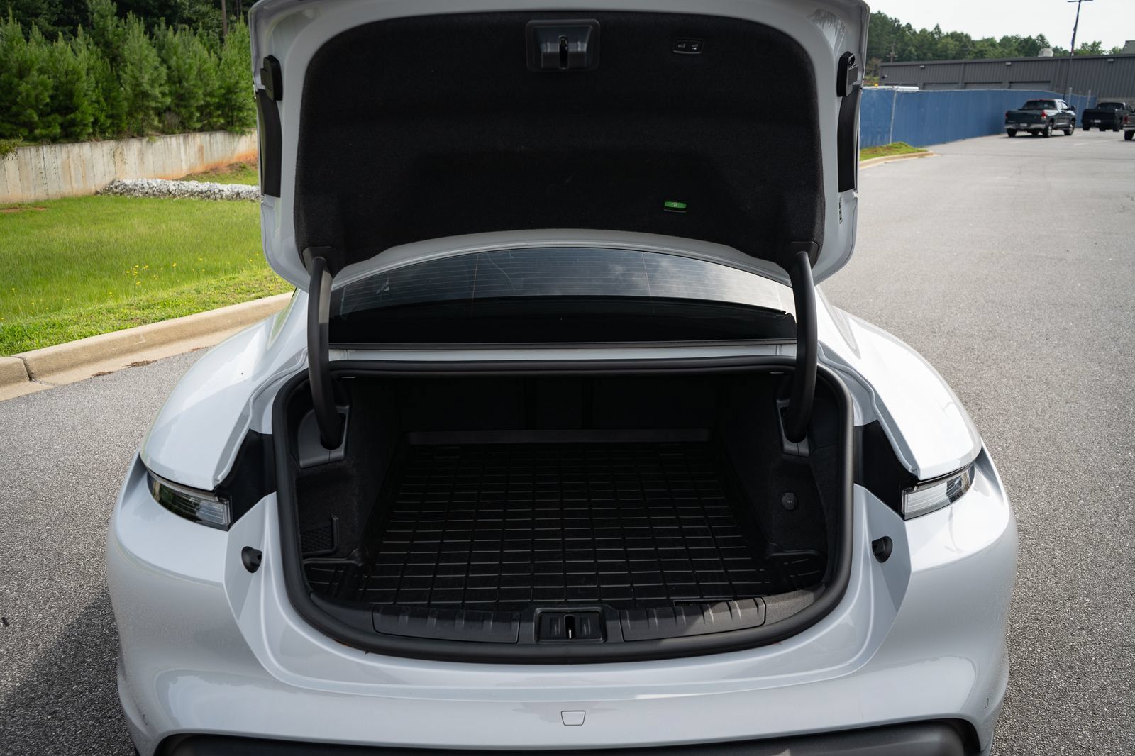 Used 2023 Porsche Taycan RWD image 17