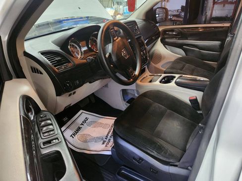 Used 2016 Dodge Grand Caravan SXT FWD image 9